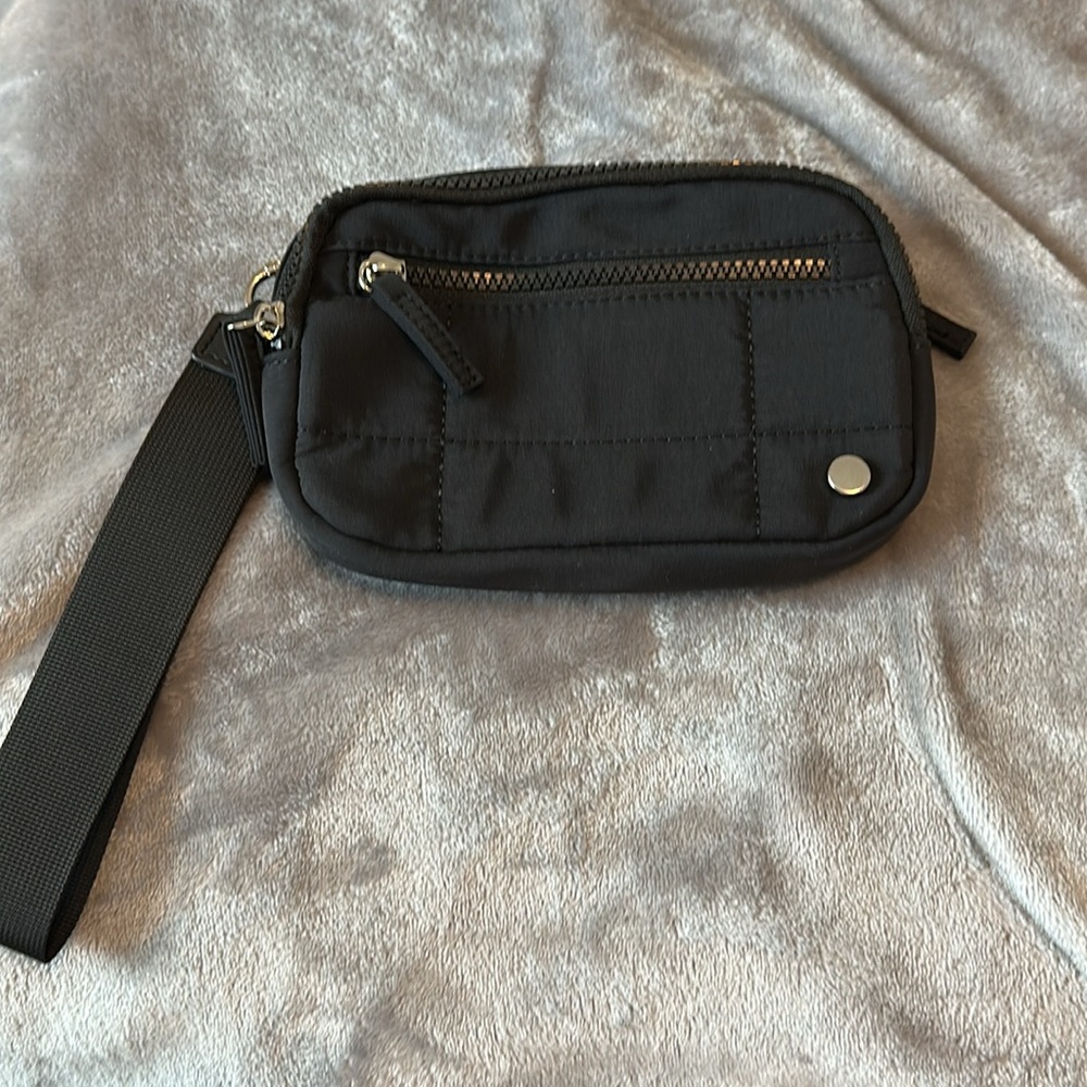 Convely Essential Wristlet in Black color way